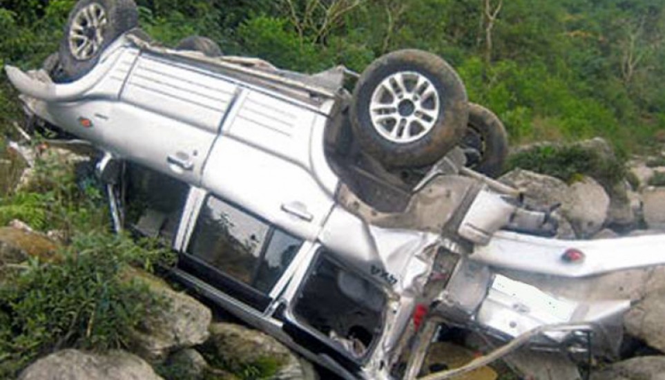 13 hurt in jeep accident